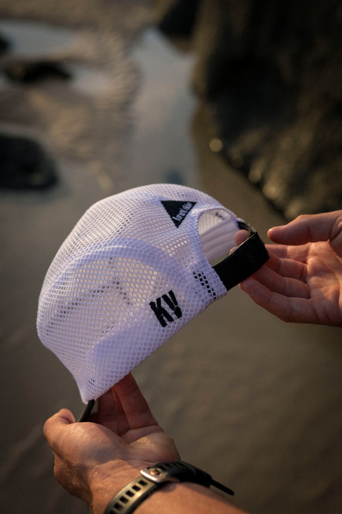 KV MESH RUN HAT - White